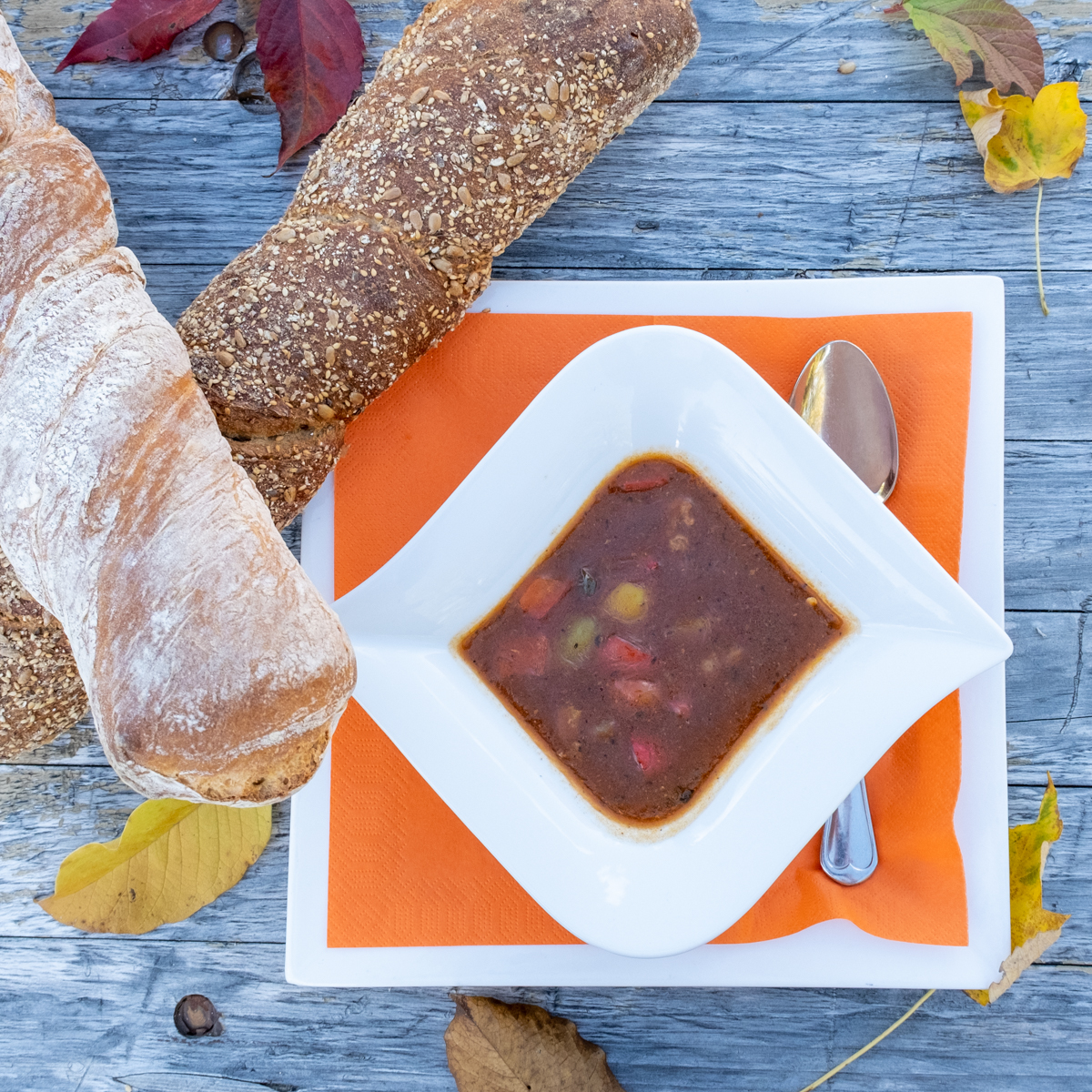 Herbstzeit ist Suppenzeit! Würzige Gulaschsuppe mit viel Einlage als Hauptgang (400ml pro Person) 10,90 € Mit ofenfrischem Brot 11,90 € Auch als Vorspeise (250 ml) verfügbar